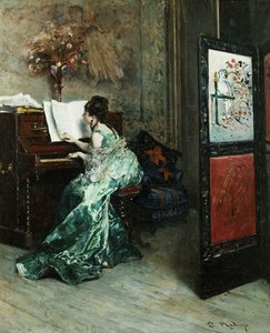 Pianoa soittava nainen sisätiloissa,