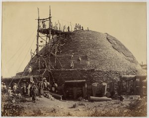 Sanchi stupa lounaasta korjauksen aikana tekijältä Raja Deen Dayal