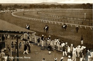 The Race-Course, Poona, n. 1900-30 (seepiakuva) tekijältä Raphael Tuck and Sons