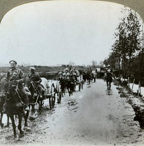 Tykistö matkalla mudan läpi Gommecourtiin, Ranskaan, ensimmäinen maailmansota, c1914-c1918 tekijältä Realistic Travels Publishers