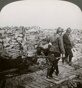 Belgialaiset paarit kantoivat haavoittuneita kaivannossa, Dixmude, Belgia, ensimmäinen maailmansota, 1914-1918. tekijältä Realistic Travels Publishers