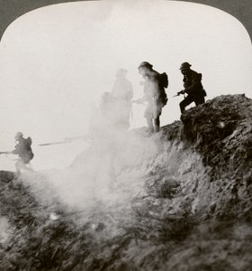 Brittiläiset sotilaat etenevät kaasun ja savun suojassa, Ranska, ensimmäinen maailmansota, 1916 tekijältä Realistic Travels Publishers