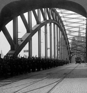 Brittijoukot ylittämässä Reinin siltaa, Köln, Saksa, 1918-1926. tekijältä Realistic Travels Publishers