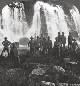 Brittijoukot virkistämässä itseään vesiputouksella, Afrikka, ensimmäinen maailmansota, c1914-c1918 tekijältä Realistic Travels Publishers