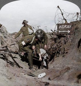 Haavoittuneen sotilaan kantaminen ensiapupisteeseen, Passchendaele, Belgia, Ensimmäinen maailmansota, 1914-1918 tekijältä Realistic Travels Publishers