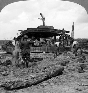 Insinöörit raivaamassa tuhoutuneen tankin tieltä, ensimmäinen maailmansota, 1917-1918. tekijältä Realistic Travels Publishers