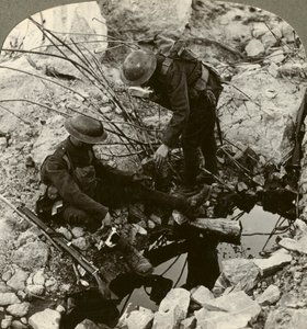 Veden antaminen haavoittuneelle kaverille, Hooge, Ypres, Belgia, Ensimmäinen maailmansota, 1914-1918. tekijältä Realistic Travels Publishers