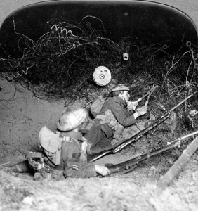 Piikkilankapuolustuksen läpi leikkaavat sotilaat, Oppy, Ranska, ensimmäinen maailmansota, 1914-1918.