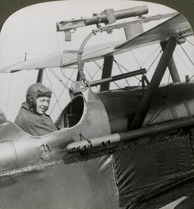 Sopwith Scout yläsiiven valokuva-aseella, ensimmäinen maailmansota, 1914-1918. tekijältä Realistic Travels Publishers