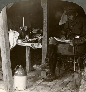 Esikunnan upseeri korsussa tutkimassa yksityiskohtia ennen hyökkäystä, ensimmäinen maailmansota, 1914-1918 tekijältä Realistic Travels Publishers