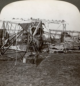 Ilmapuolustuksen läpi murtautuneen saksalaisen pommikoneen hylky, ensimmäinen maailmansota, 1914-1918. tekijältä Realistic Travels Publishers