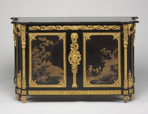 Lipasto (commode), n. 1765-1770 (eebenpuuviilu japanilakkalevyillä, kullatut pronssiset kiinnikkeet ja marmorinen kansi) tekijältä Rene Dubois