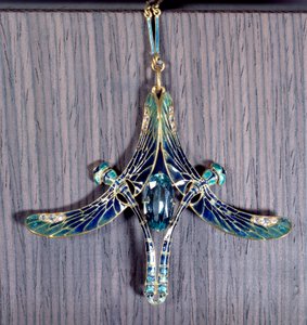 Art Nouveau: riipus "" Dragonfly"" akvamariinia, kultaa ja emalia, Jules Rene Lalique (1860-1945) Paris, Musee d
