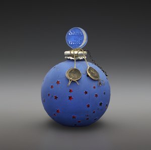 Dans la Nuit, pullo suunniteltu 1924, valmistettu n.1930 (lasi, emali, paperi, kullattu & metallilanka) tekijältä Rene Jules Lalique