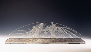 Kaksi ratsumiestä; harvinainen lasinen valaisin tekijältä Rene Jules Lalique