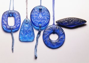Neljä turkoosia lasiriipusta ja kullattu metalli rintakoru, tekijältä Rene Jules Lalique