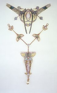 Laliquen hiuskoriste ja Philippe Wolfersin (1858-1929) riipus. tekijältä Rene Jules Lalique
