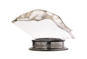Harvinainen Levrier-maskotti tekijältä Rene Jules Lalique
