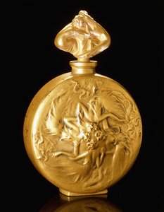 Ruusupunahahmot tuoksupullossa, tekijältä Rene Jules Lalique