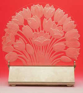 "Tulipes", kirkas himmeä valaisin "demi-lune" muodossa (lasi) tekijältä Rene Jules Lalique