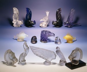 Erilaisia lasisia automaskotteja (lintuja, kaloja, hevosia ja ihmisen päätä) tekijältä Rene Jules Lalique