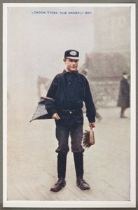 London Types: The Orderly Boy, n. 1914 Tuntemattoman valokuvaajan ottama värivalokuva Orderly Boysta, kadunsiivoojasta pannulla ja harjallaan Lontoon kaduilla ja julkaistu kirjassa "London In Color". Valokuva tekijältä John Pardon
