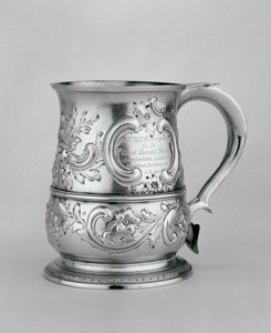 Kahvallinen muki, 1740-41, kaseerattu ja kaiverrettu n.1845 (hopea). tekijältä Richard and Cooke, Thomas Gurney
