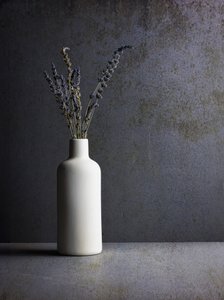 Minimalistinen laventeliasetelma