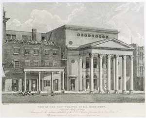 Näkymä New Theatre Royalista, Haymarket, avattiin 4. heinäkuuta 1821, jossa näkyy myös vanhan teatterin suhteellinen tilanne ennen sen purkamista, kaiverrus Dale, 1822
