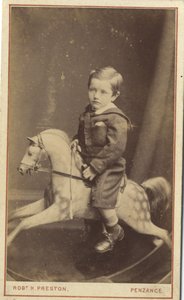 Nuori poika istuu keinuhevosella, 1870 (albumiprintti) tekijältä Robert H. Preston