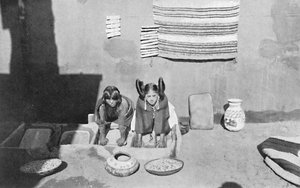 Hopi-intialaiset naiset jauhamassa maissijauhoa, Walpi, Arizona, 1912