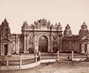 Dolmabahçen palatsi Keisarillinen portti tekijältä Robertson and Beato
