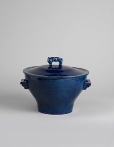 Sinilasitettu päällystetty tureeni, jossa kahva biisonin tai kiinalaisen leijonan muodossa, n. 1915 tekijältä Roger Eliot Fry