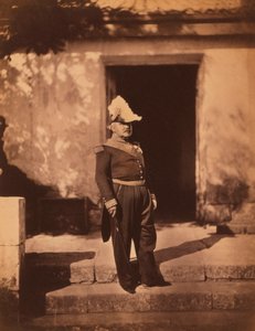 Ranskalainen Marechal Pelissier, täyspitkä muotokuva univormussa ja hattu päässä, seisoo rakennuksen edessä, Krimin sota, Krim, Ukraina tekijältä Roger Fenton