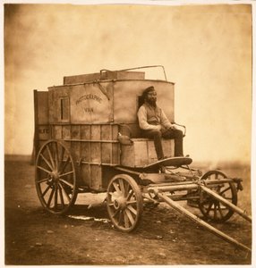 Valokuvaajien pakettiauto Marcus Sparlingin kanssa Krimillä, 1855 (suolaprintti) tekijältä Roger Fenton