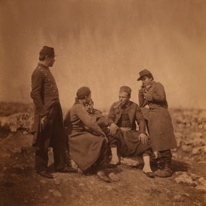 Kaksi ranskalaista sotilasta seisoo kolmen Zouave-sotilaan vieressä istumassa ja tupakoimassa, Krimin sota, Krim, Ukraina