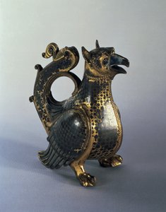 Griffinin muotoinen vesikannu, 1100-luvun alku (kullattua pronssia niellolla)