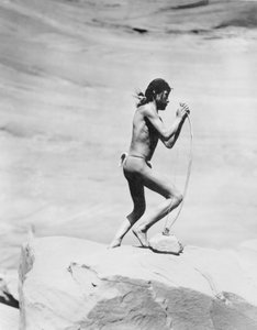 Navajo-intiaani jousen kielessä, n. 1913 (b/w kuva) tekijältä Roland W. Reed