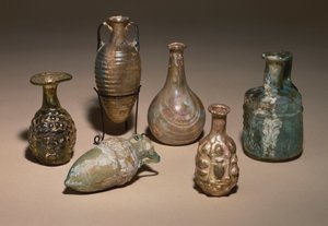 Ryhmä herkkiä roomalaisia puhallettuja ja muottipuhallettuja lasikosmetiikkapulloja, 1. vuosisadalla jKr. tekijältä Roman