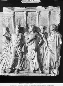 Ryhmä senaattoreita Jupiterin temppelin ulkopuolella (marmori) (katso 261376 ja 261377) tekijältä Roman