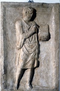 Mies kirjoittaa kynällä vahataululle, roomalainen bareljeef, 2.-3. vuosisadat. tekijältä Roman