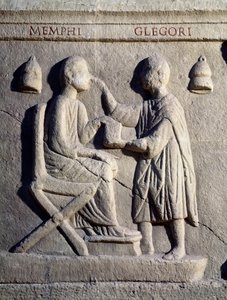 Silmälääkäri tutkii potilaansa silmät (Alempi kohokuvio, 2. vuosisata) tekijältä Roman