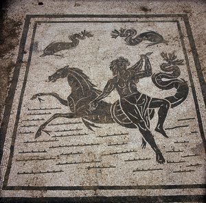 Muinainen Ostia (Ostia). Place des Corporations. Sabratha Seafarers Corporationin mosaiikki. Nymfi ja merihevonen. tekijältä Roman