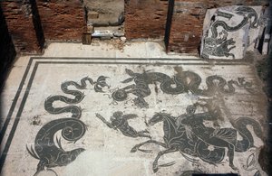 Muinainen Ostia (Ostia). Place des Corporations. Sabratha Seafarers Corporationin mosaiikki. Neptunuksen kylpylät. tekijältä Roman