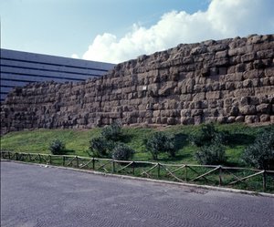 Muinainen Rooma, arkaainen aika: näkymä Serbian muurin raunioihin (serbialainen seinämaalaus), Rooman kaupungin ensimmäinen aitaus, rakennettu sisarkuningas Servius Tullius. 6. vuosisadalla eKr. Italia tekijältä Roman