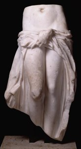Aphrodite pitelee vaatteitaan, Tripolista, n. 370-24 eKr. (marmori) tekijältä Roman