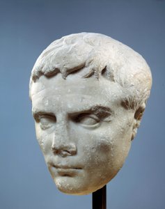 Muinaisen Rooman taide: Augustuksen kasvot (Octavianus tai Octavianus, 63 eaa.–14 jKr. Ensimmäinen Rooman keisari. Veistos löydettiin Cosista vuosina 27–20 eKr.). Pariisi, Musee du Louvre tekijältä Roman
