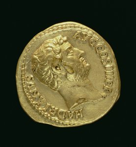 Hadrianuksen (117–138 jKr.) Aureus (kääntöpuoli) paljaspää. (kulta) Kirjoitus: HADRIANVS AVGUSTVS (kääntöpuoli katso 119153)