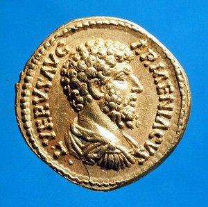 Aureus (etupuoli), jossa Lucius Veruksen (161-AD 169) rintakuva drapattuna ja kuriiripäisenä. (kulta) Kirjoitus: VERUS VERUS: L VERVS AVG ARMENIACVS. tekijältä Roman