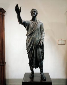 Pronssinen patsas Aule Metelestä, puhuja (Arringatore), Pilasta, Perugia, Italia, noin 80 eaa. tekijältä Roman
